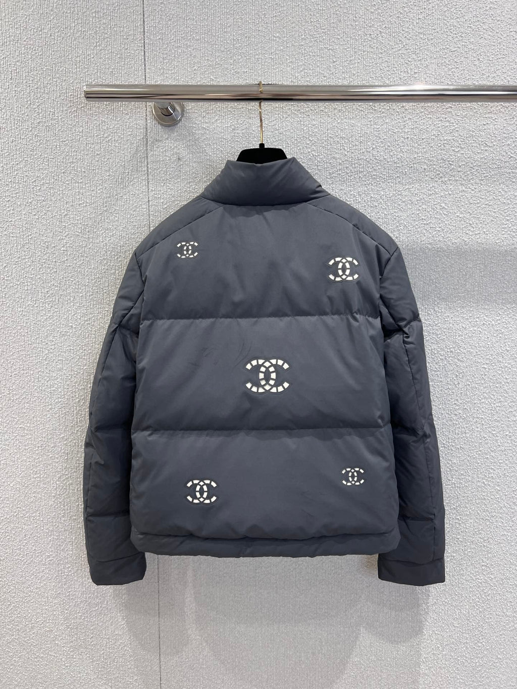 Hollowed-out, seam-sealed short down jacket