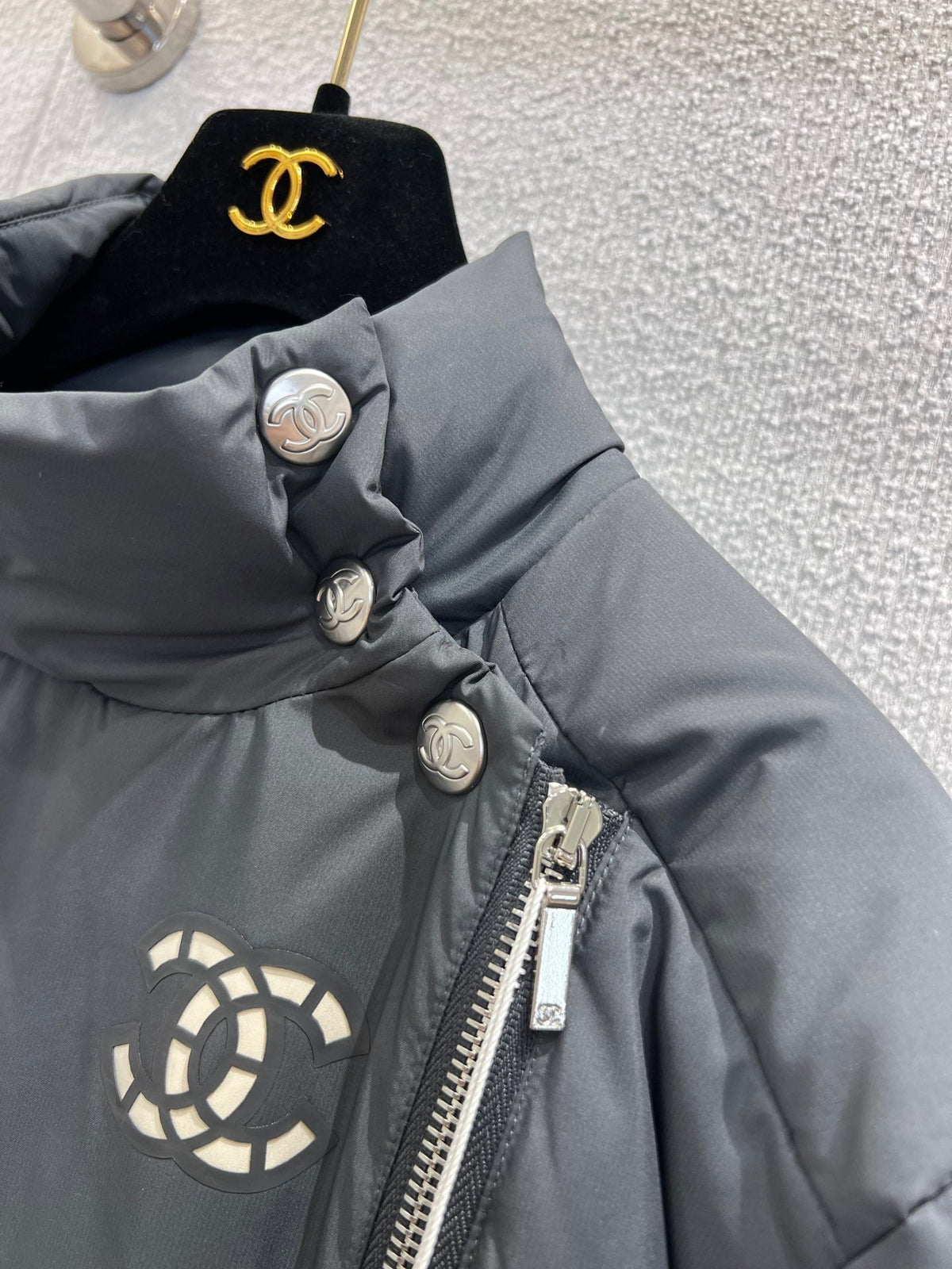 Hollowed-out, seam-sealed short down jacket