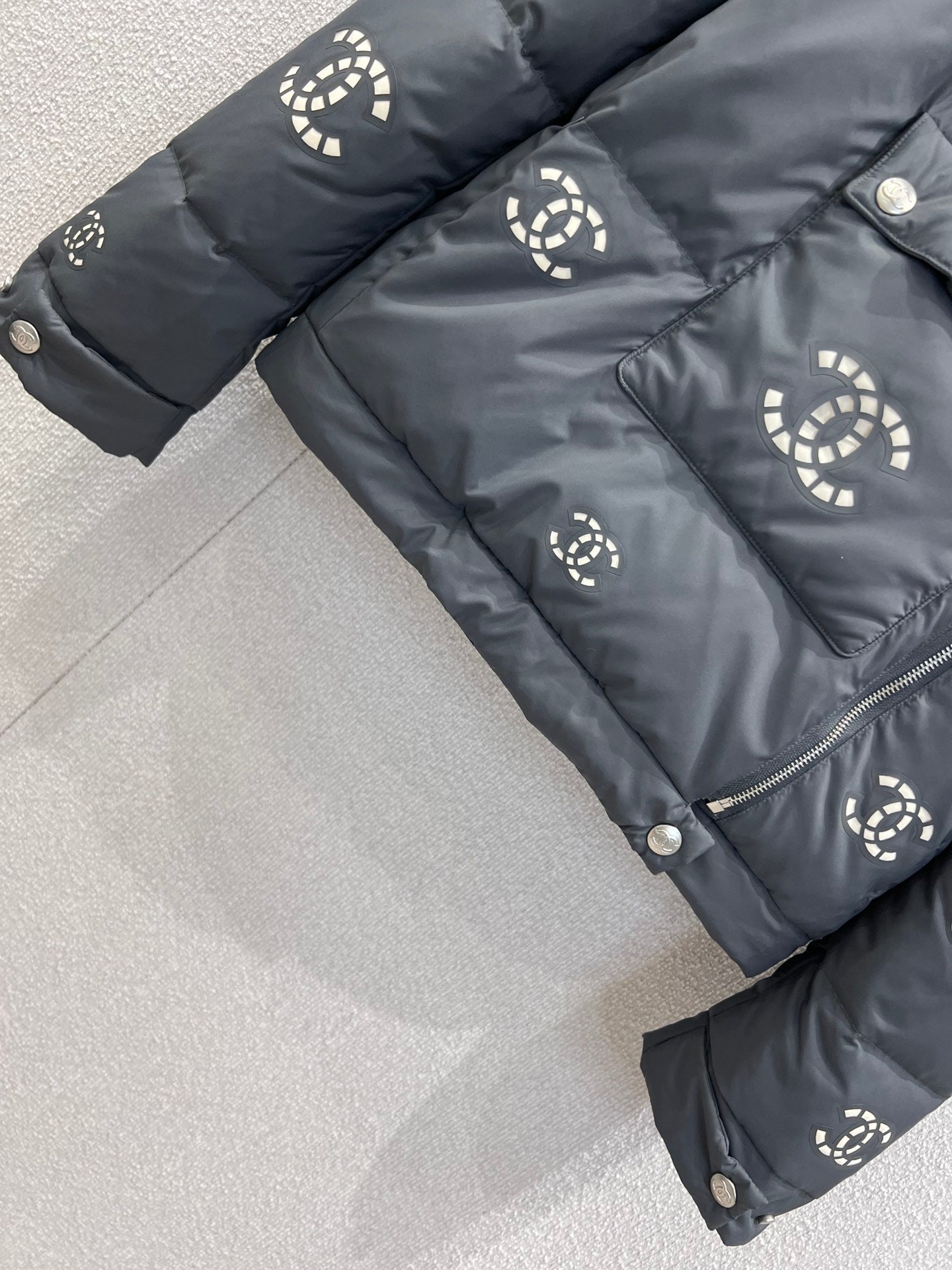 Hollowed-out, seam-sealed short down jacket