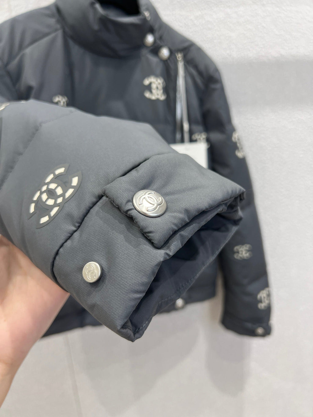 Hollowed-out, seam-sealed short down jacket