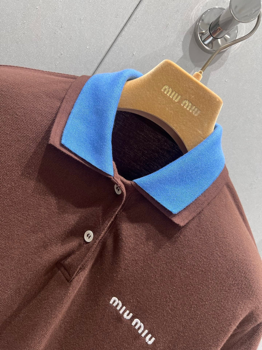 Color-blocked double-layered collar polo shirt