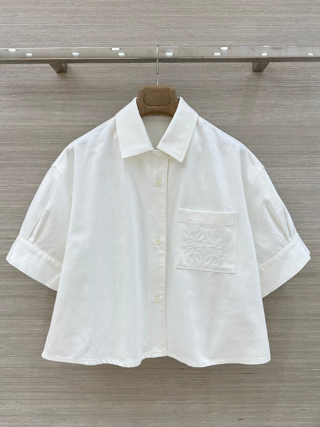 Short-sleeved white shirt