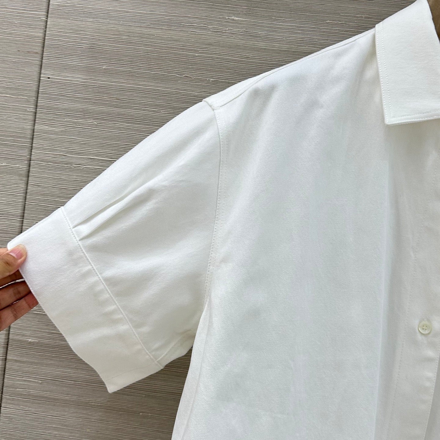 Short-sleeved white shirt