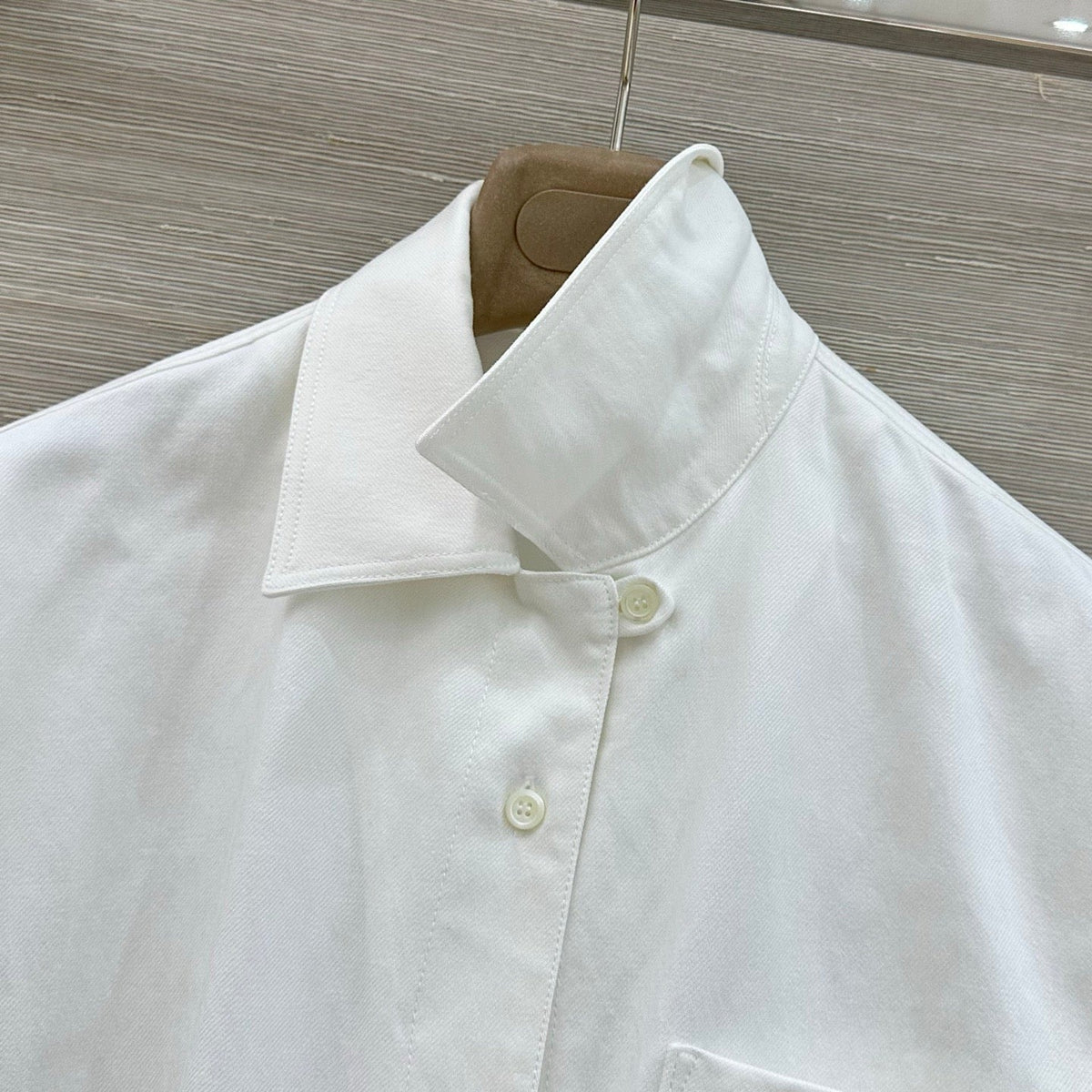 Short-sleeved white shirt