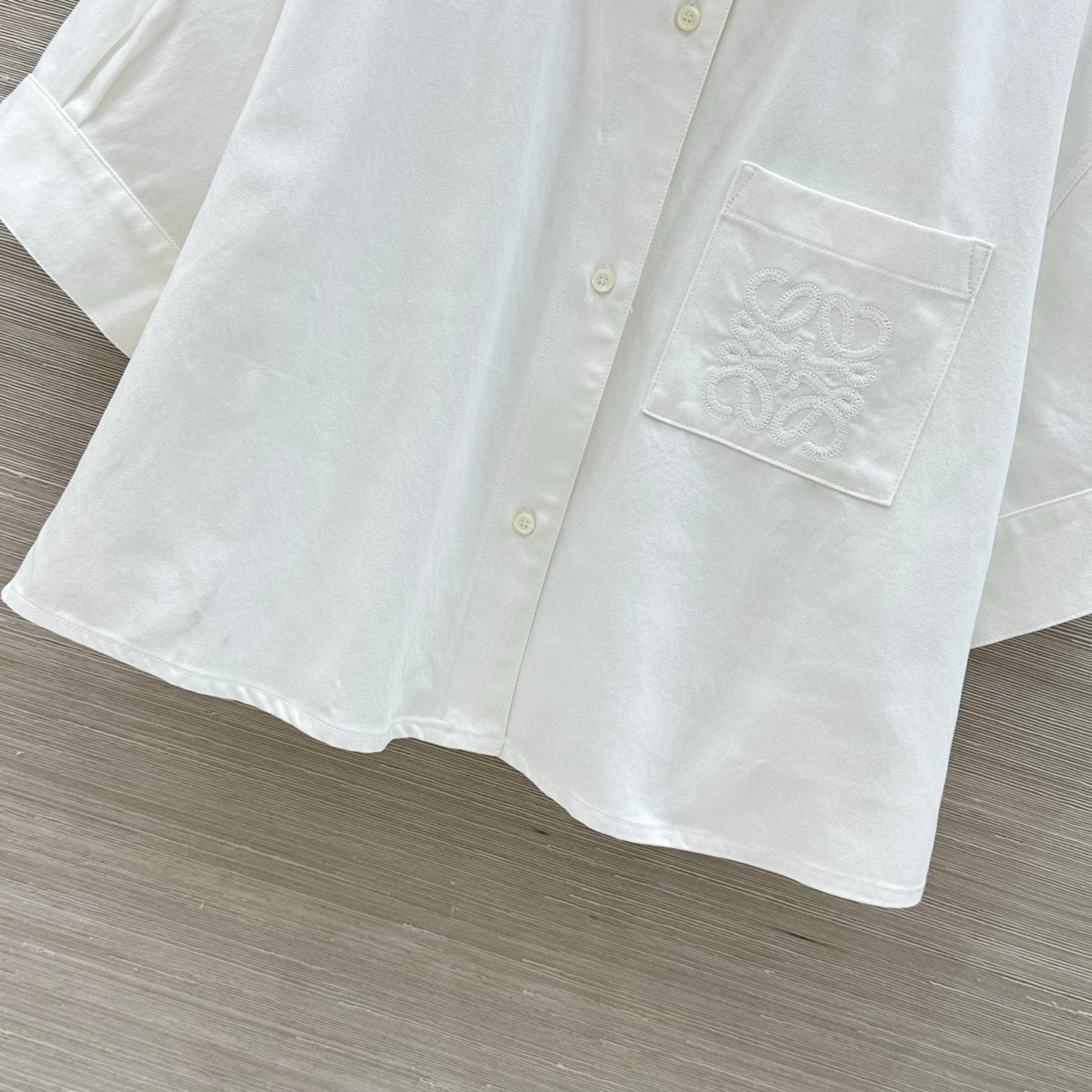 Short-sleeved white shirt