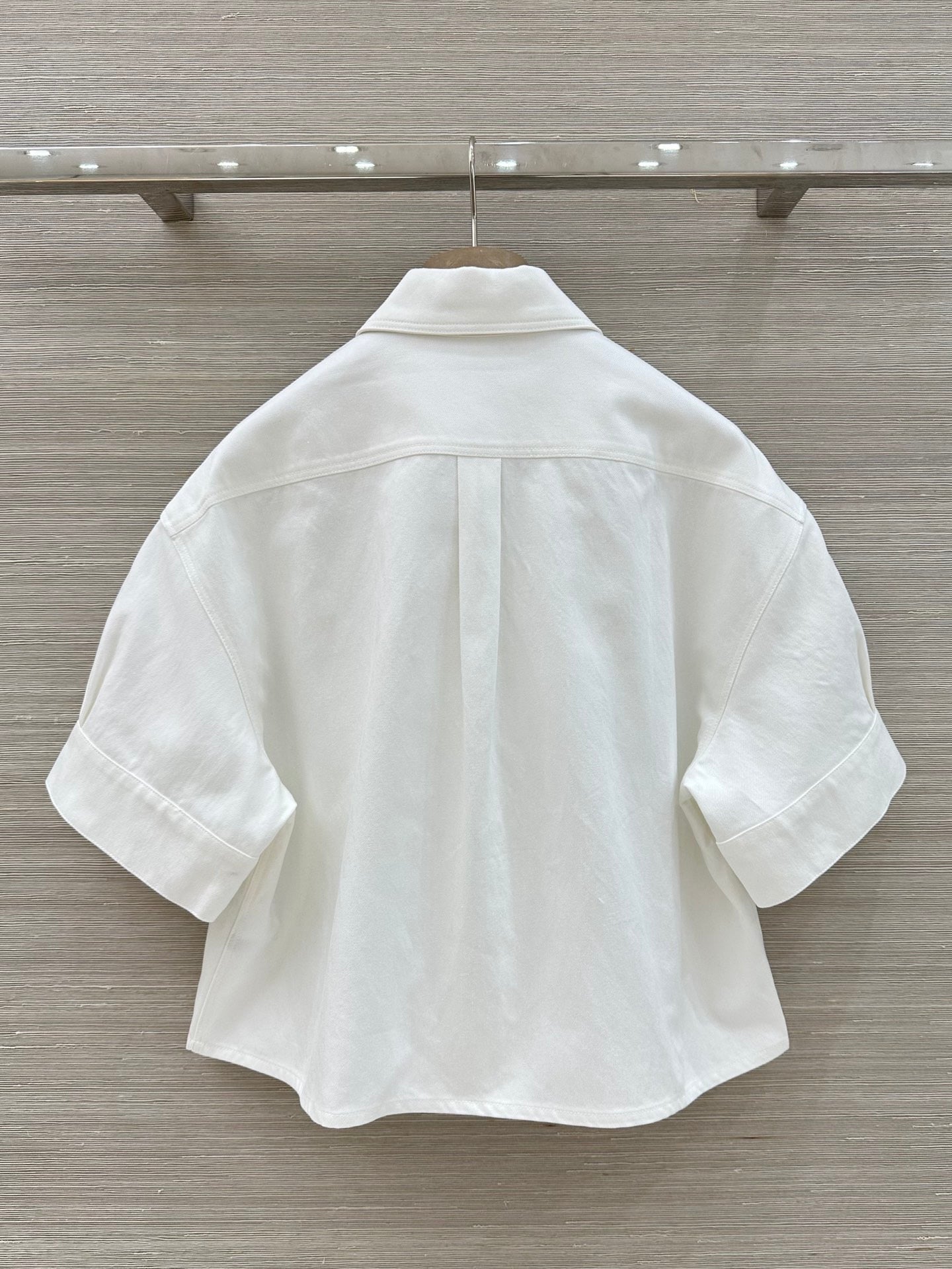 Short-sleeved white shirt