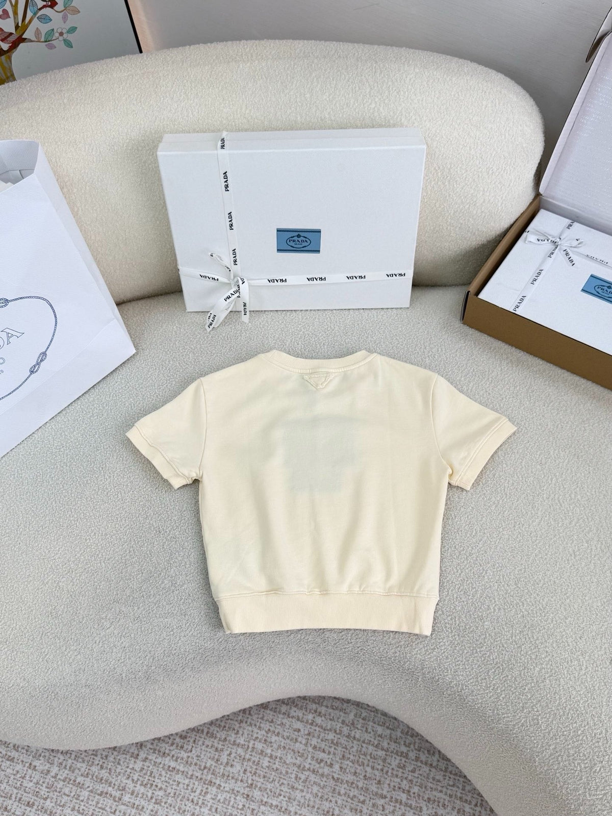 Creamy yellow simple short-sleeved shirt