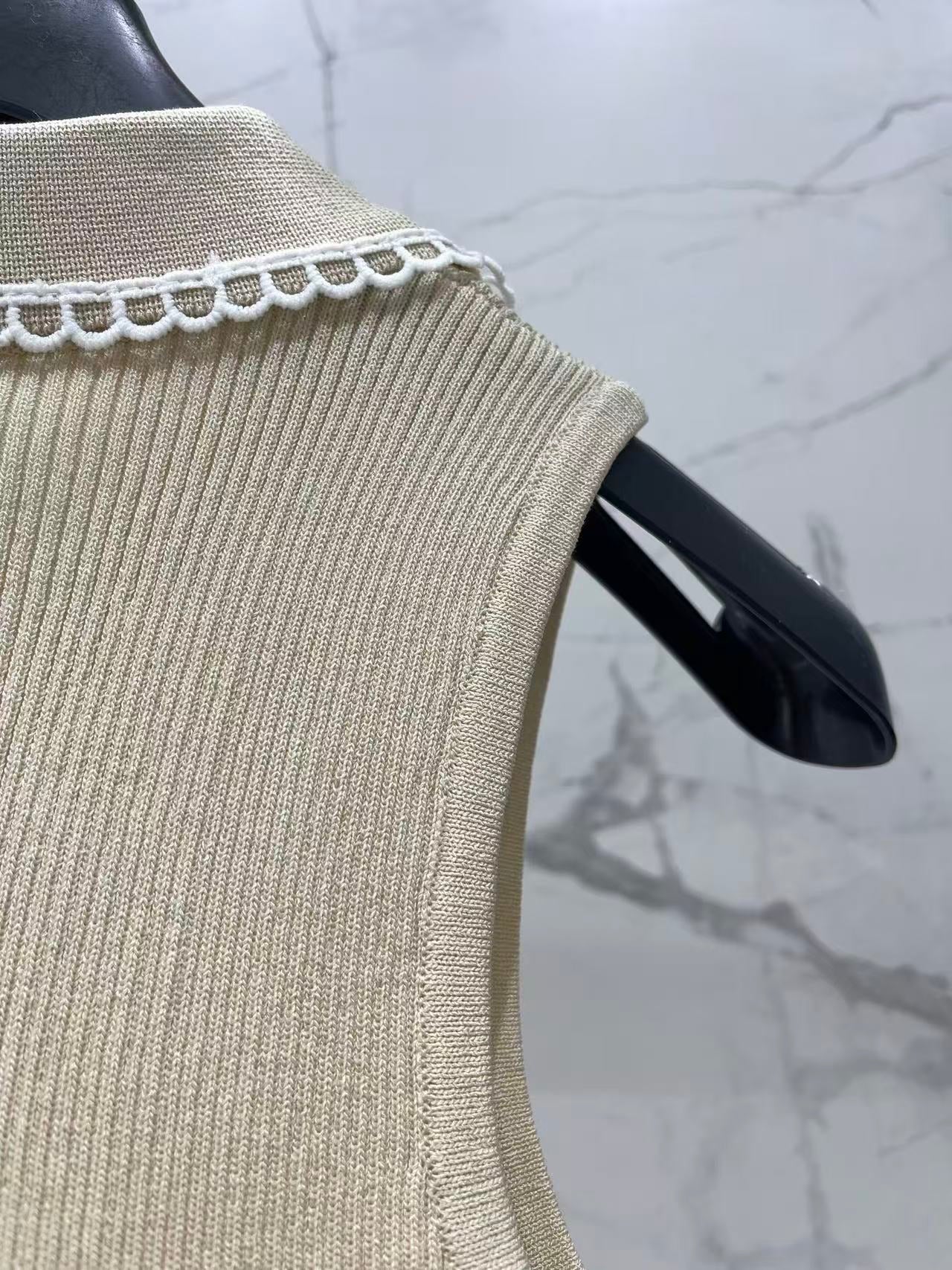 Open-knit vest with a Peter Pan collar