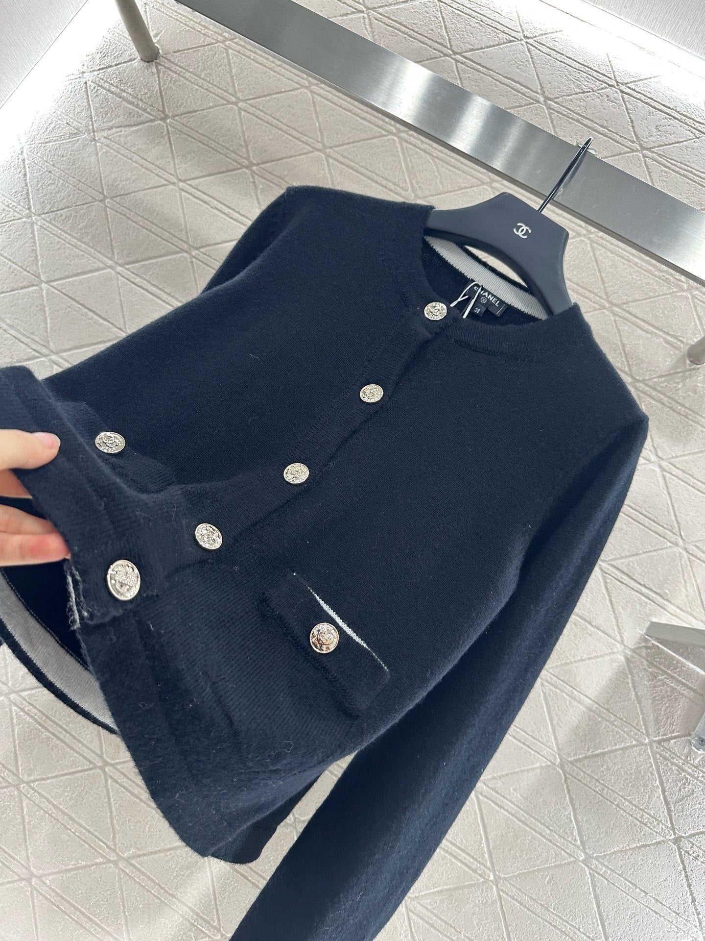 Contrast-color knit cardigan