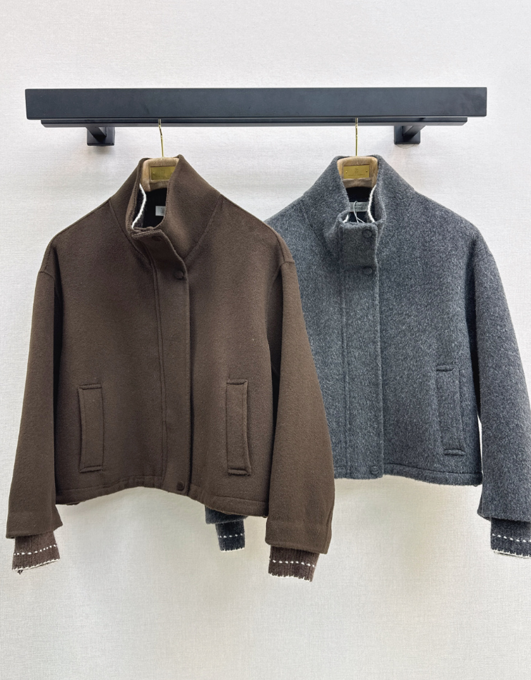 26Latest Autumn/Winter Short Double-Faced Wool Coat with Contrast-Stitched Knit Details