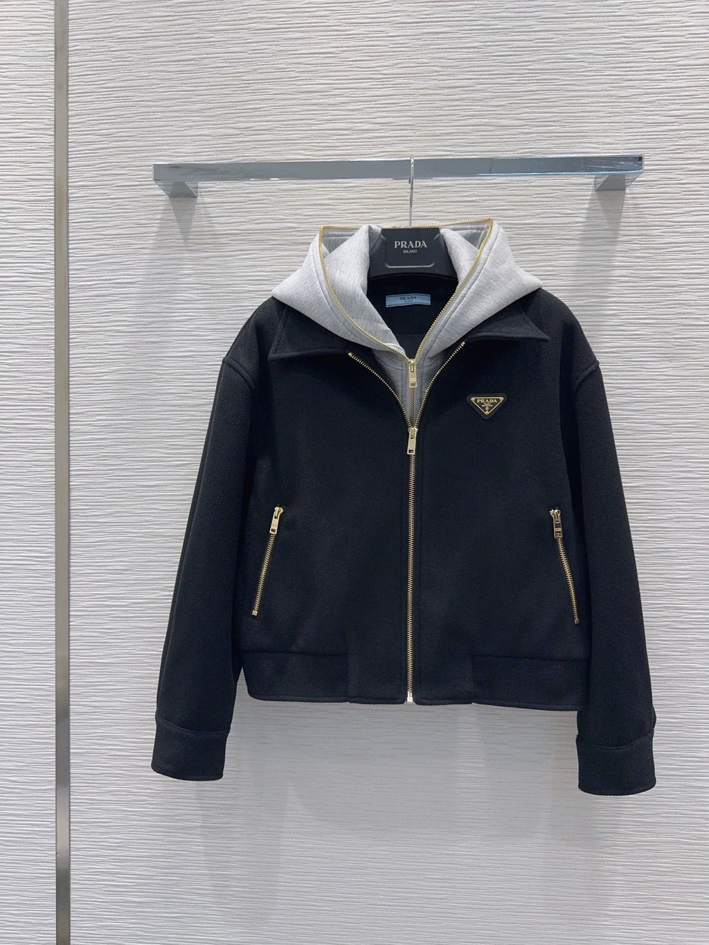 26New Long-Sleeve Wool-Blend Jacket with Triangular Logo and Air-Layer Fabric