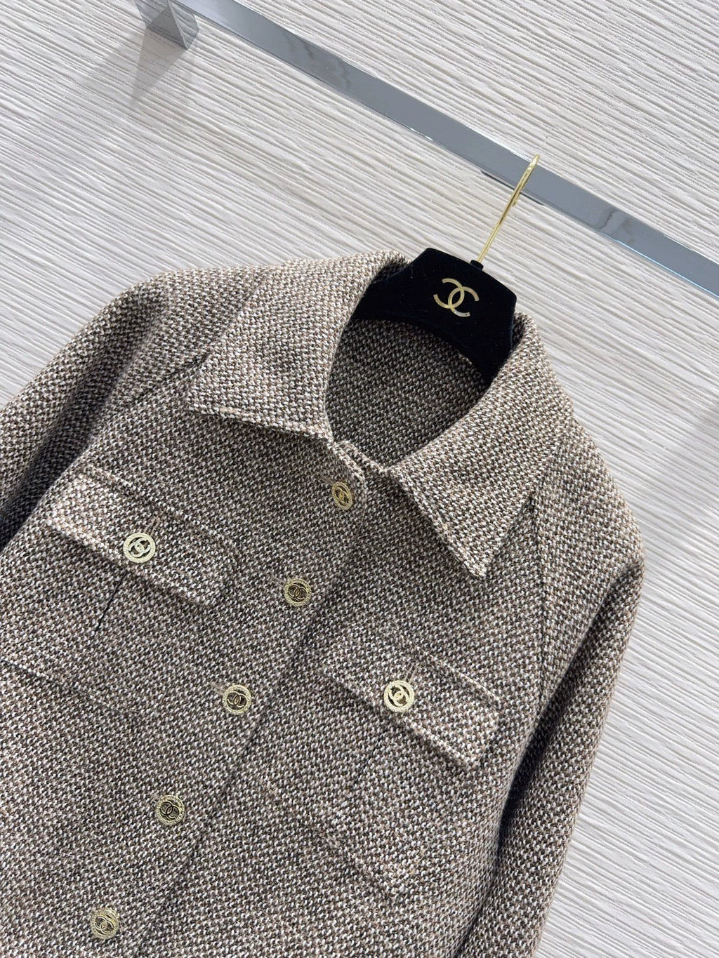 26New Long-Sleeve Jacket with Contrast-Color Pockets