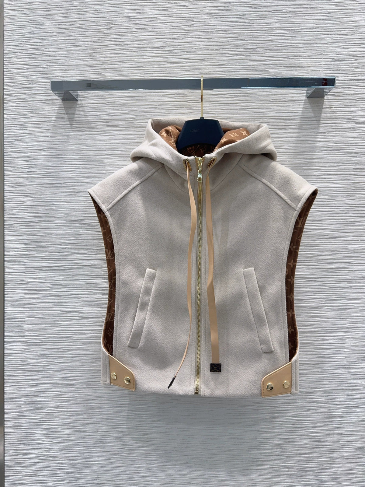 26New Color-Block Hooded Vest