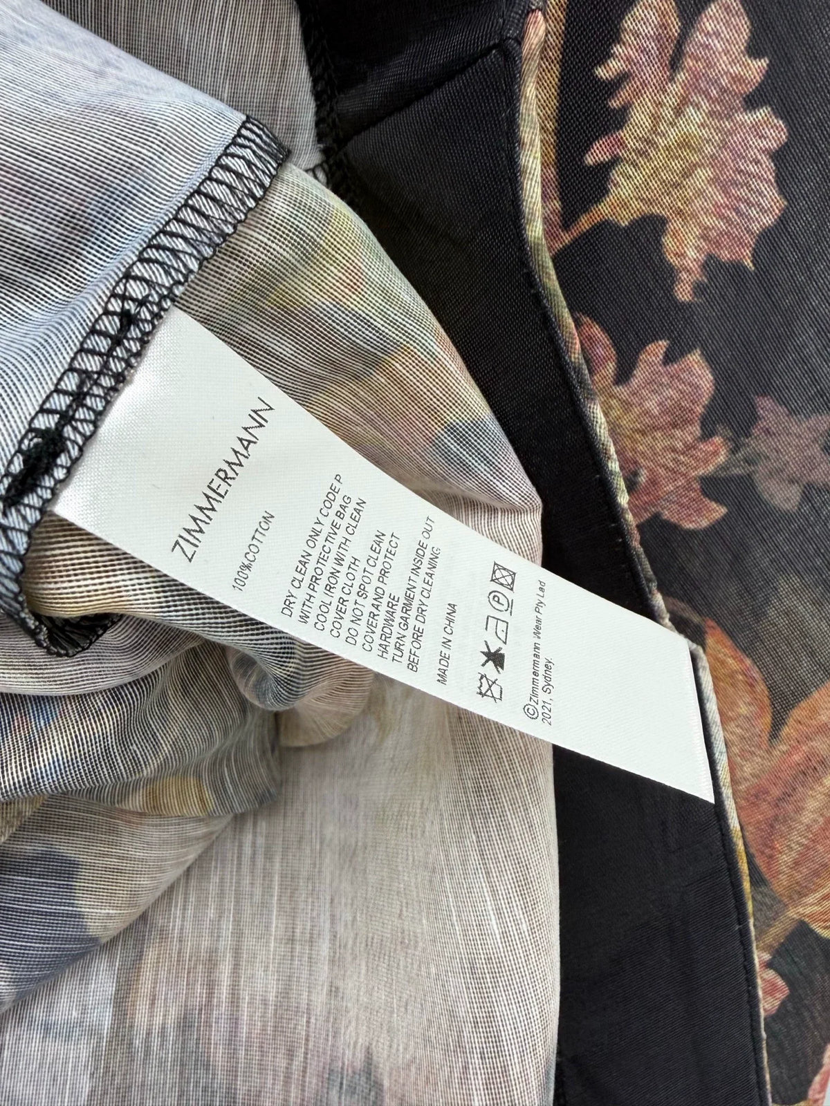 26New Vintage-Style Floral Dress with a Black Background