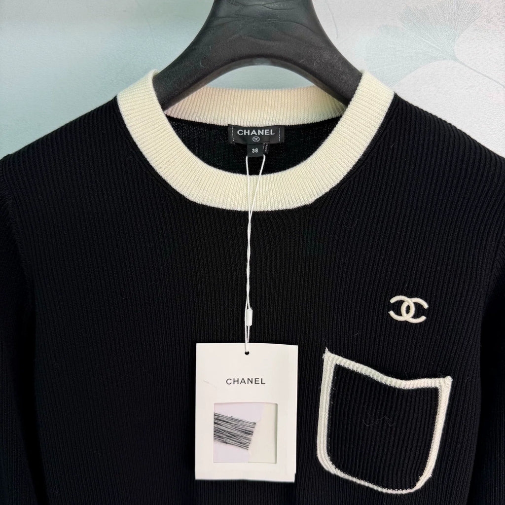 Chanel / 26 Early Autumn New Classic Black and White Contrast Knit Sweater