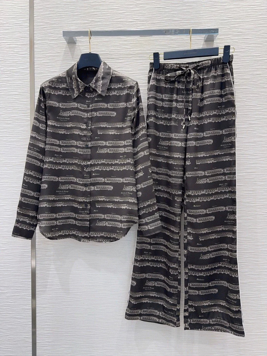 26New Printed Long-Sleeve Shirt and Trousers Set
