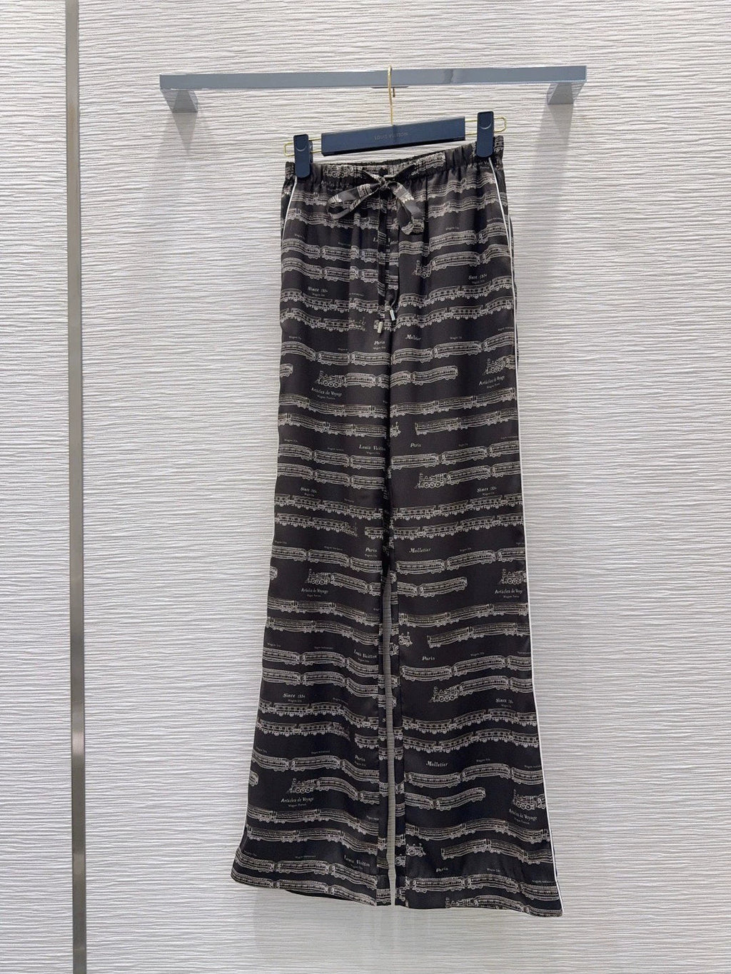 26New Printed Long-Sleeve Shirt and Trousers Set