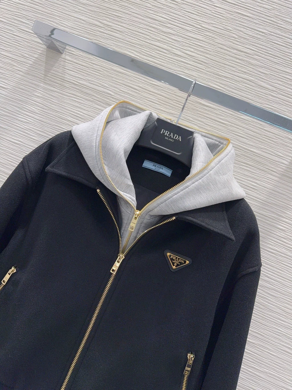26New Long-Sleeve Wool-Blend Jacket with Triangular Logo and Air-Layer Fabric