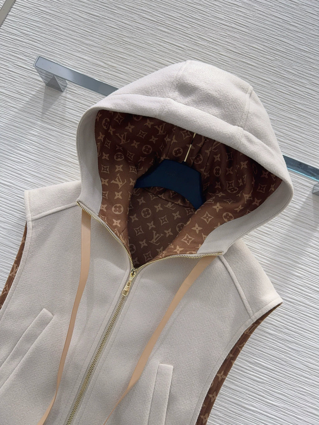26New Color-Block Hooded Vest