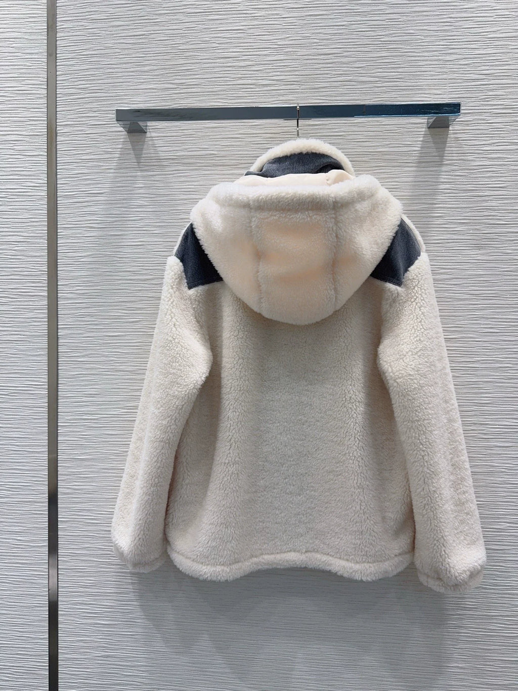 26New Contrast Color Hooded Faux Shearling Jacket