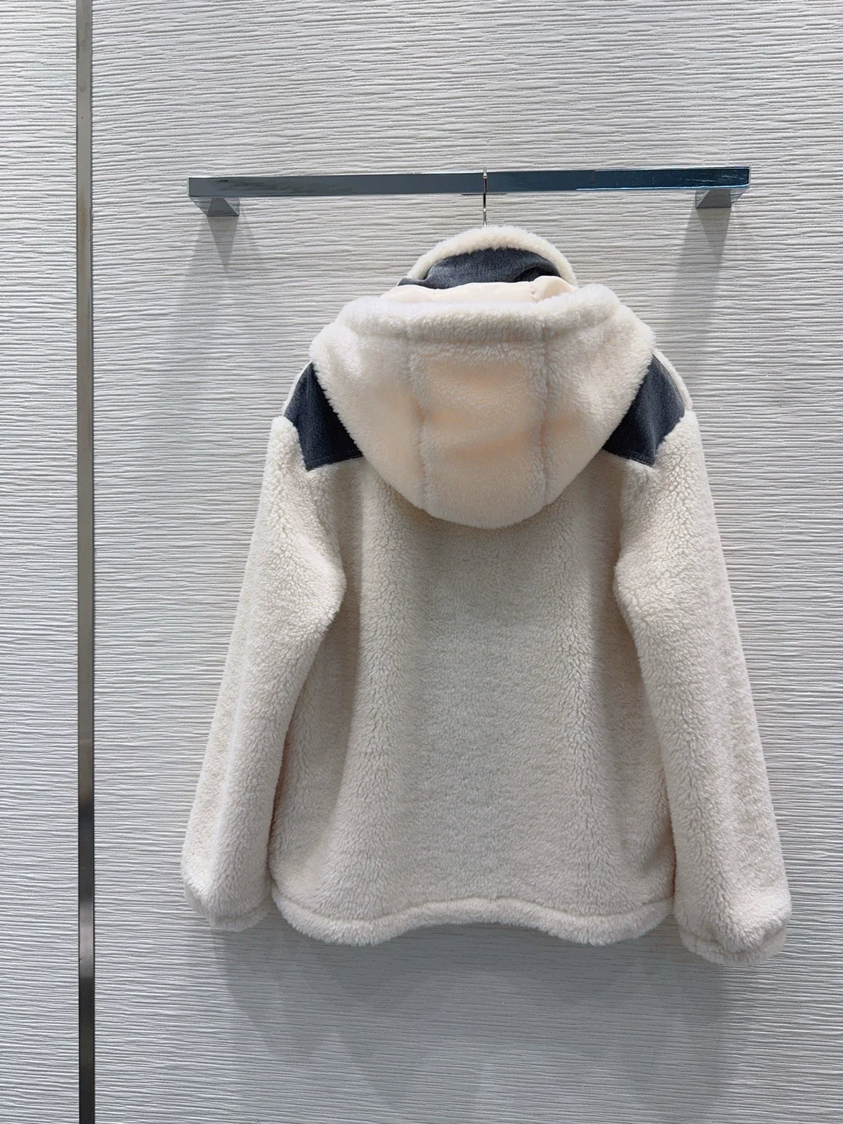 26New Contrast Color Hooded Faux Shearling Jacket