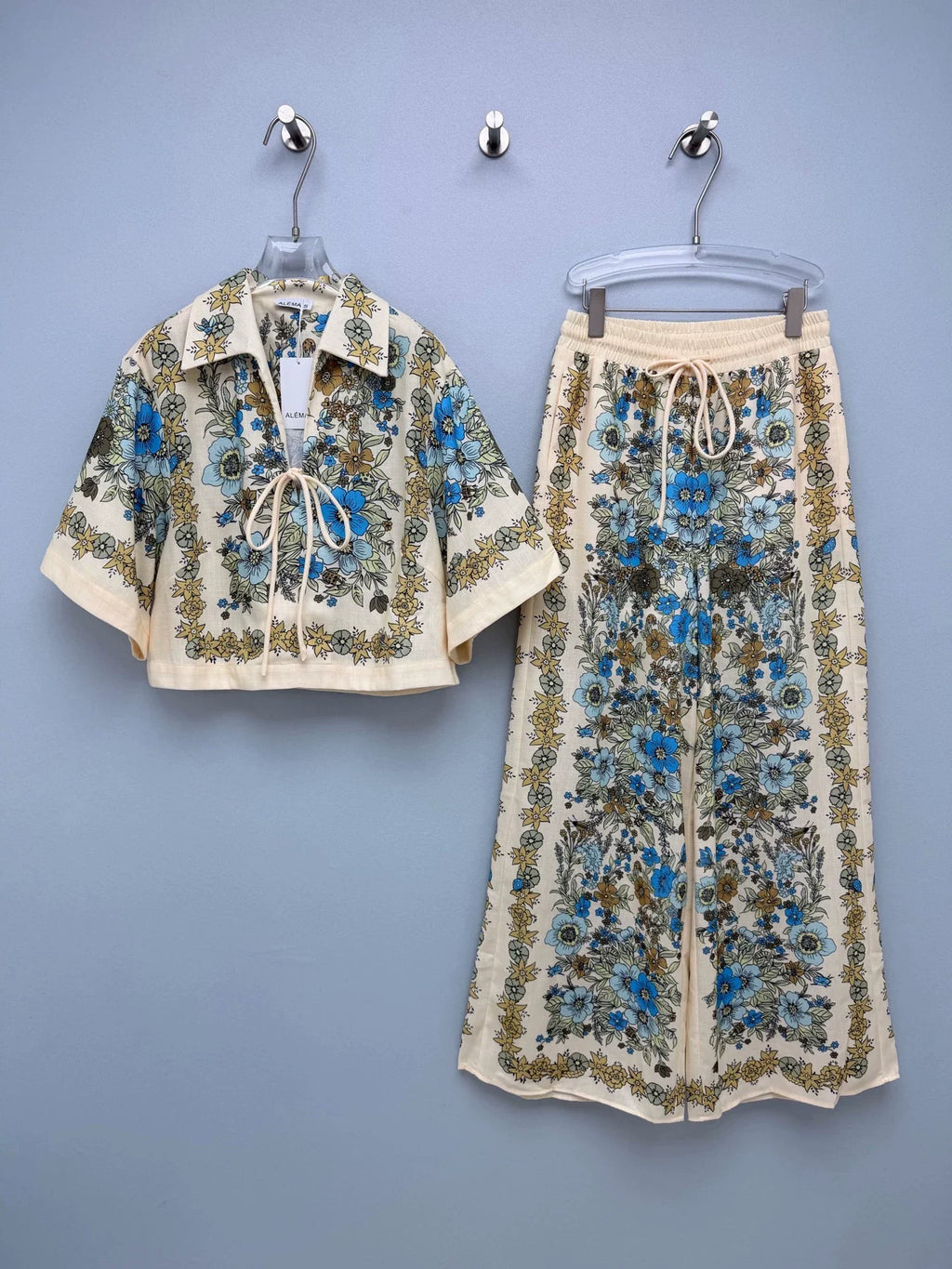 26Vintage-Style Floral Linen Two-Piece Set