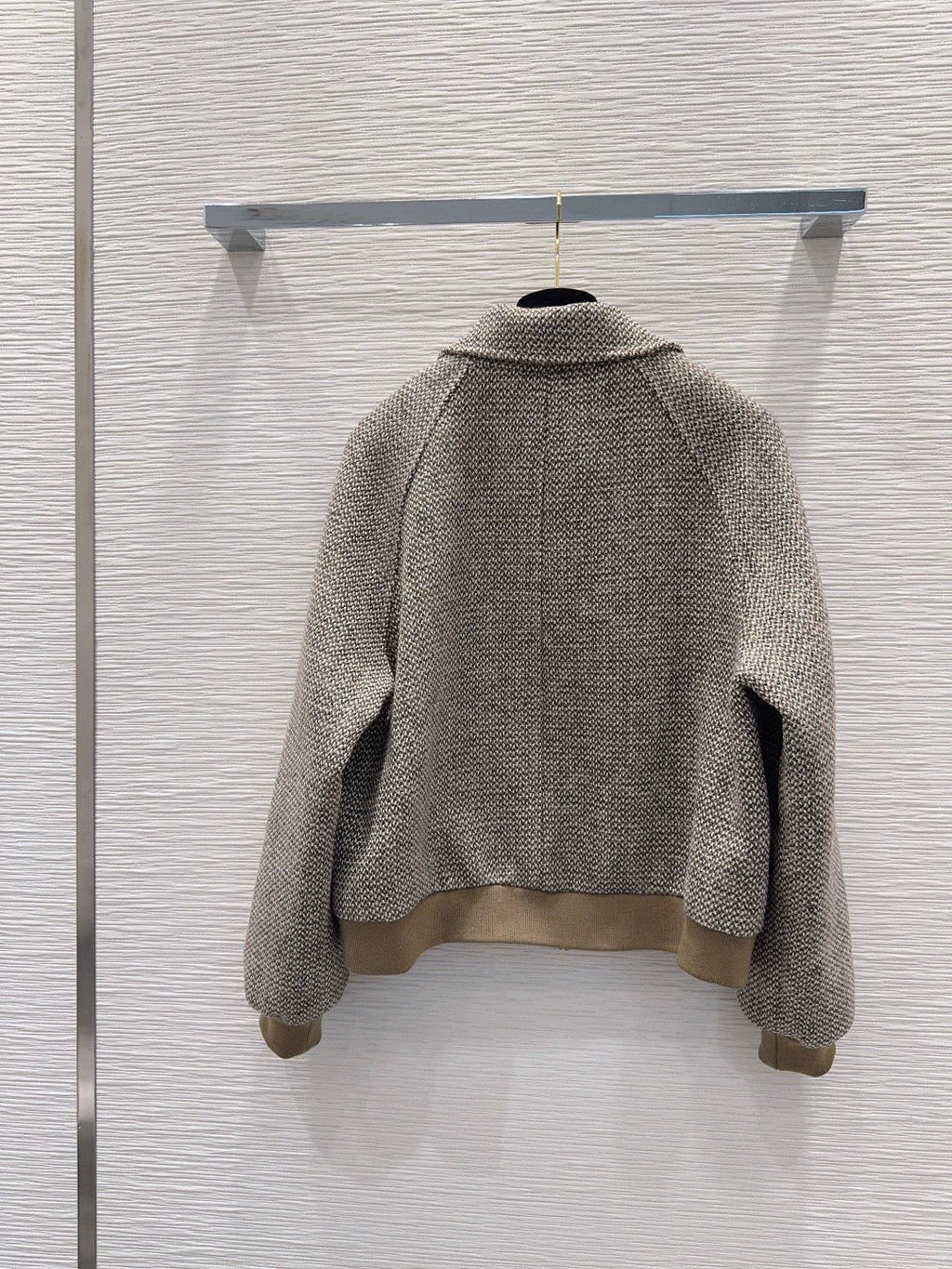 26New Long-Sleeve Jacket with Contrast-Color Pockets