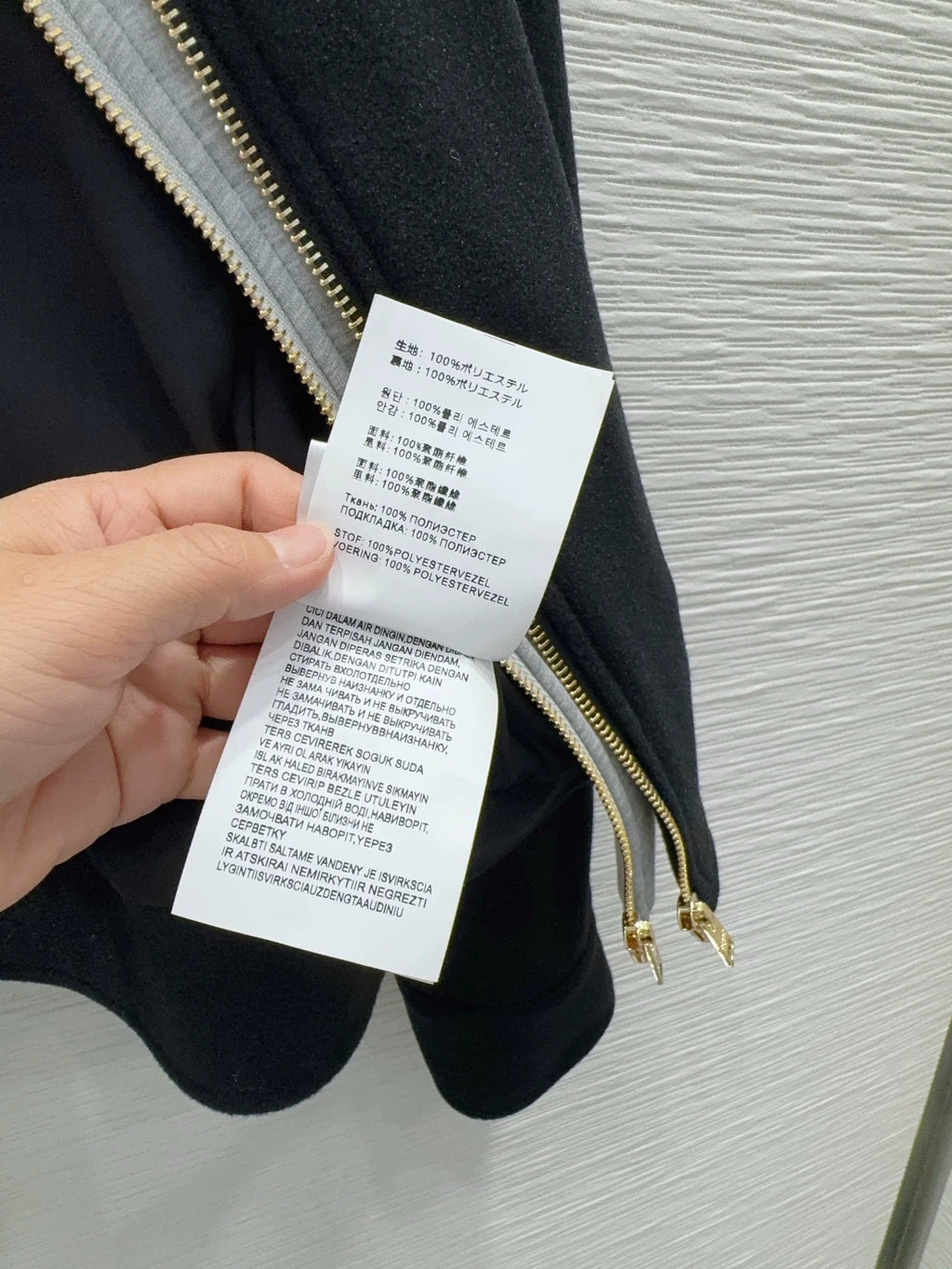 26New Long-Sleeve Wool-Blend Jacket with Triangular Logo and Air-Layer Fabric