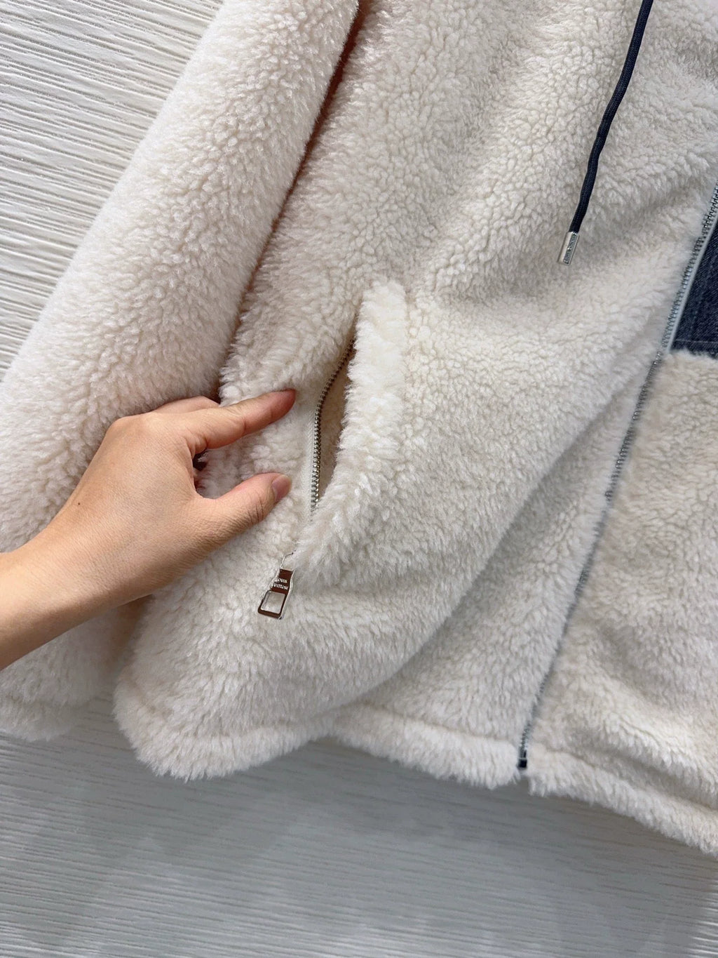 26New Contrast Color Hooded Faux Shearling Jacket