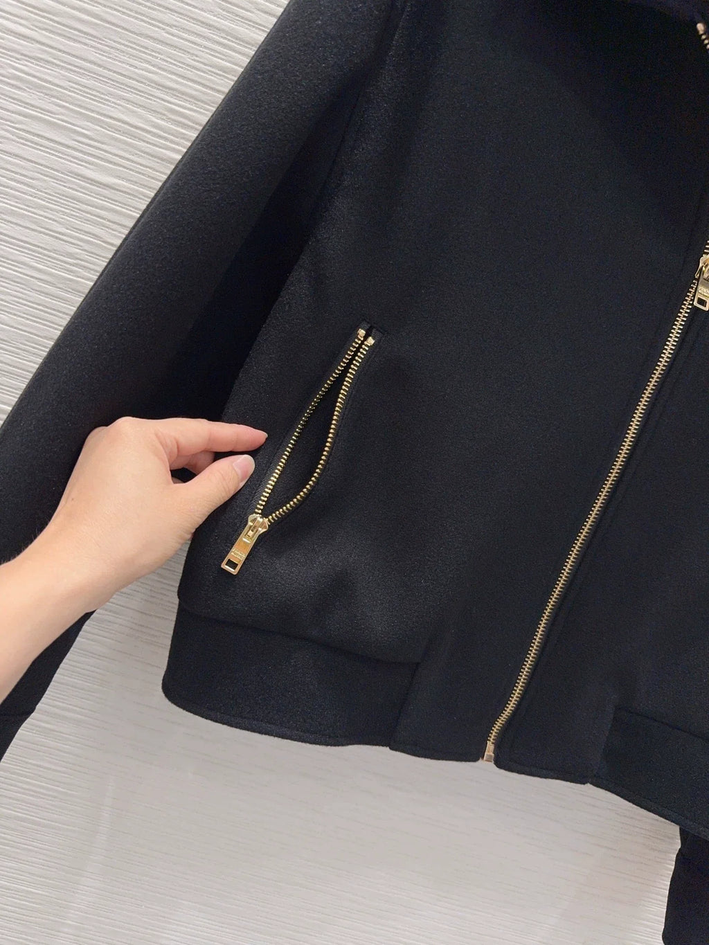 26New Long-Sleeve Wool-Blend Jacket with Triangular Logo and Air-Layer Fabric