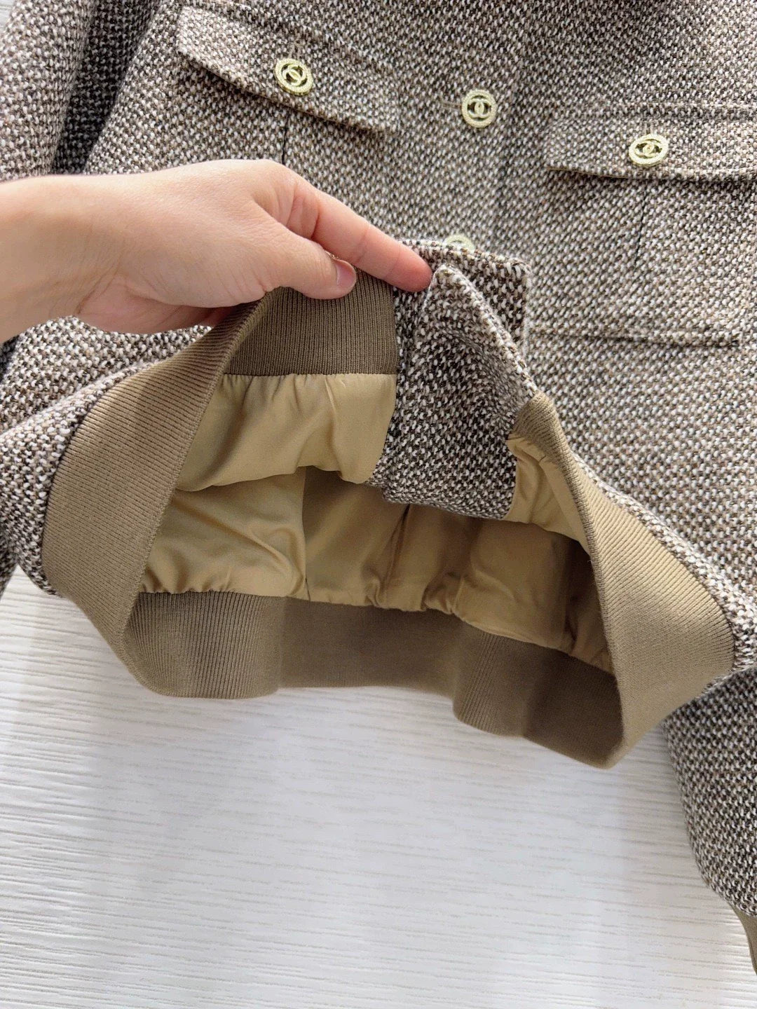 26New Long-Sleeve Jacket with Contrast-Color Pockets