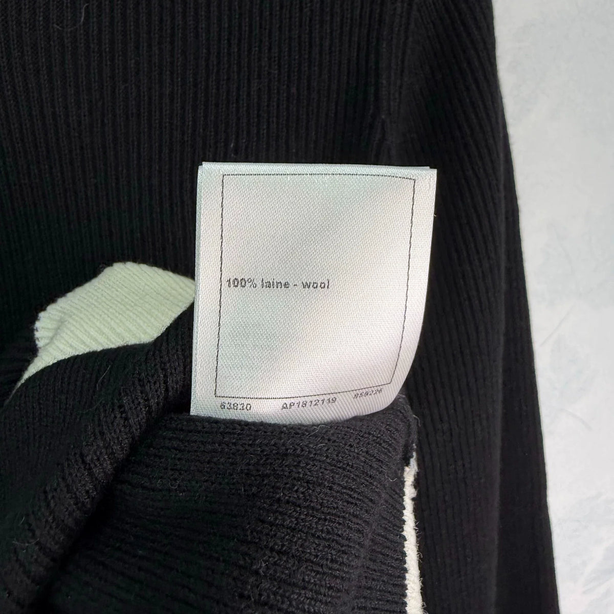 Chanel / 26 Early Autumn New Classic Black and White Contrast Knit Sweater