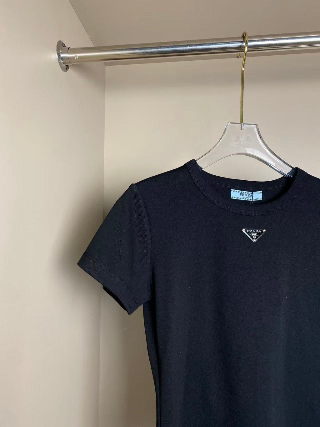 Lightweight and slimming round neck short-sleeved knitwear