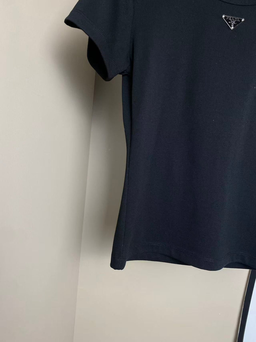 Lightweight and slimming round neck short-sleeved knitwear