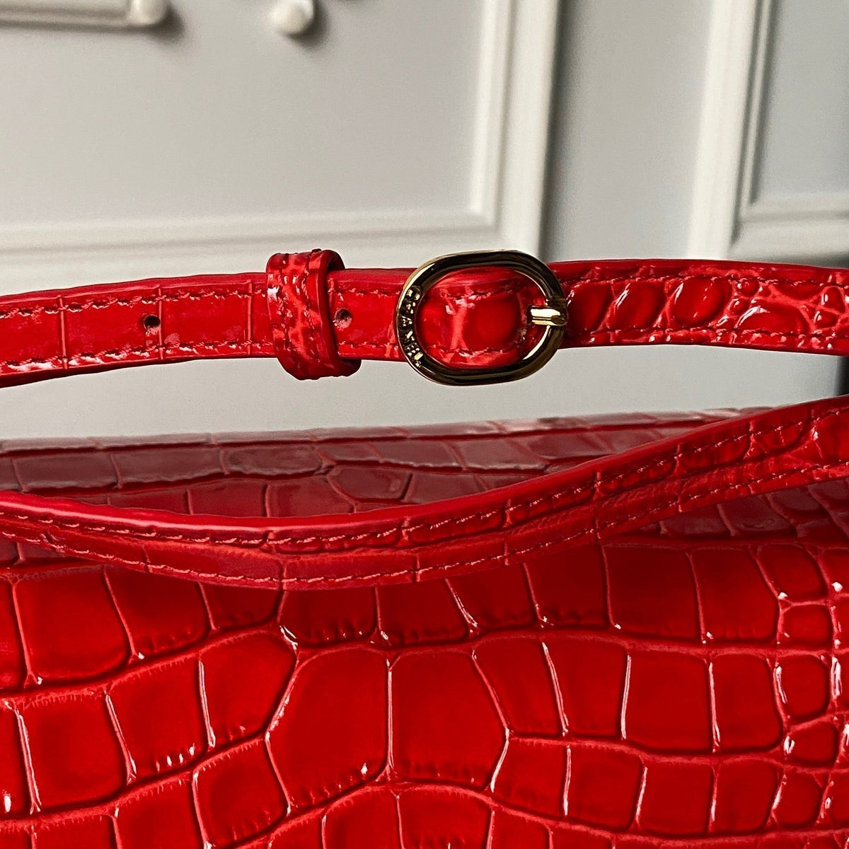 CHANEL 26S CC LOGO SHOULDER BAG 32 IN DARK RED CROCODILE-EMBOSSED CALFSKIN GOLD HARDWARE