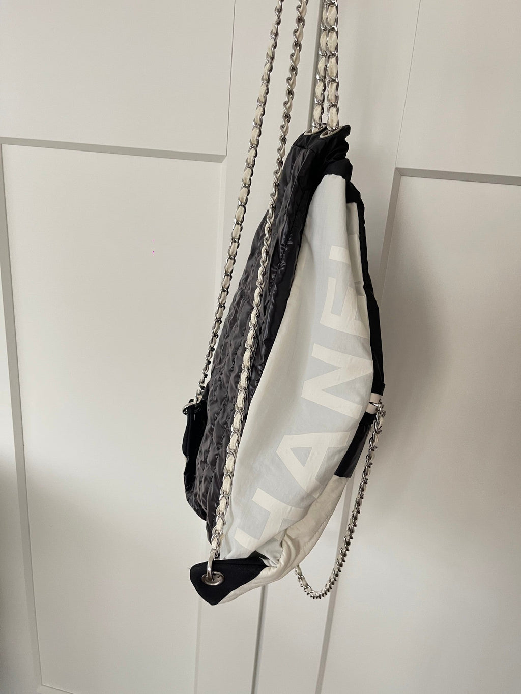 CHANEL 26S DRAWSTRING BACKPACK 44 IN BLACK AND WHITE NYLON GOLD HARDWARE