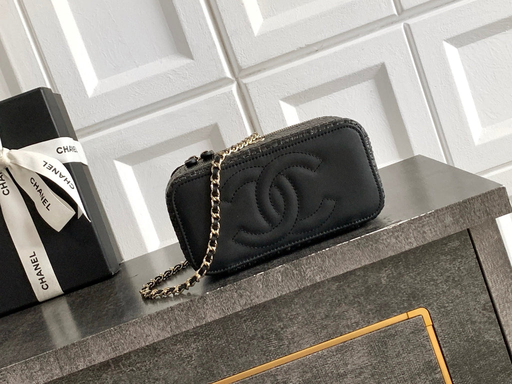CHANEL 26S VANITY CASE 17 IN BLACK WOVEN RAFFIA GOLD HARDWARE