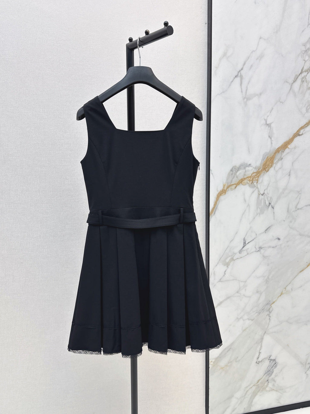 26SS NEW Bee Embroidery Sleeveless Dress 🖤