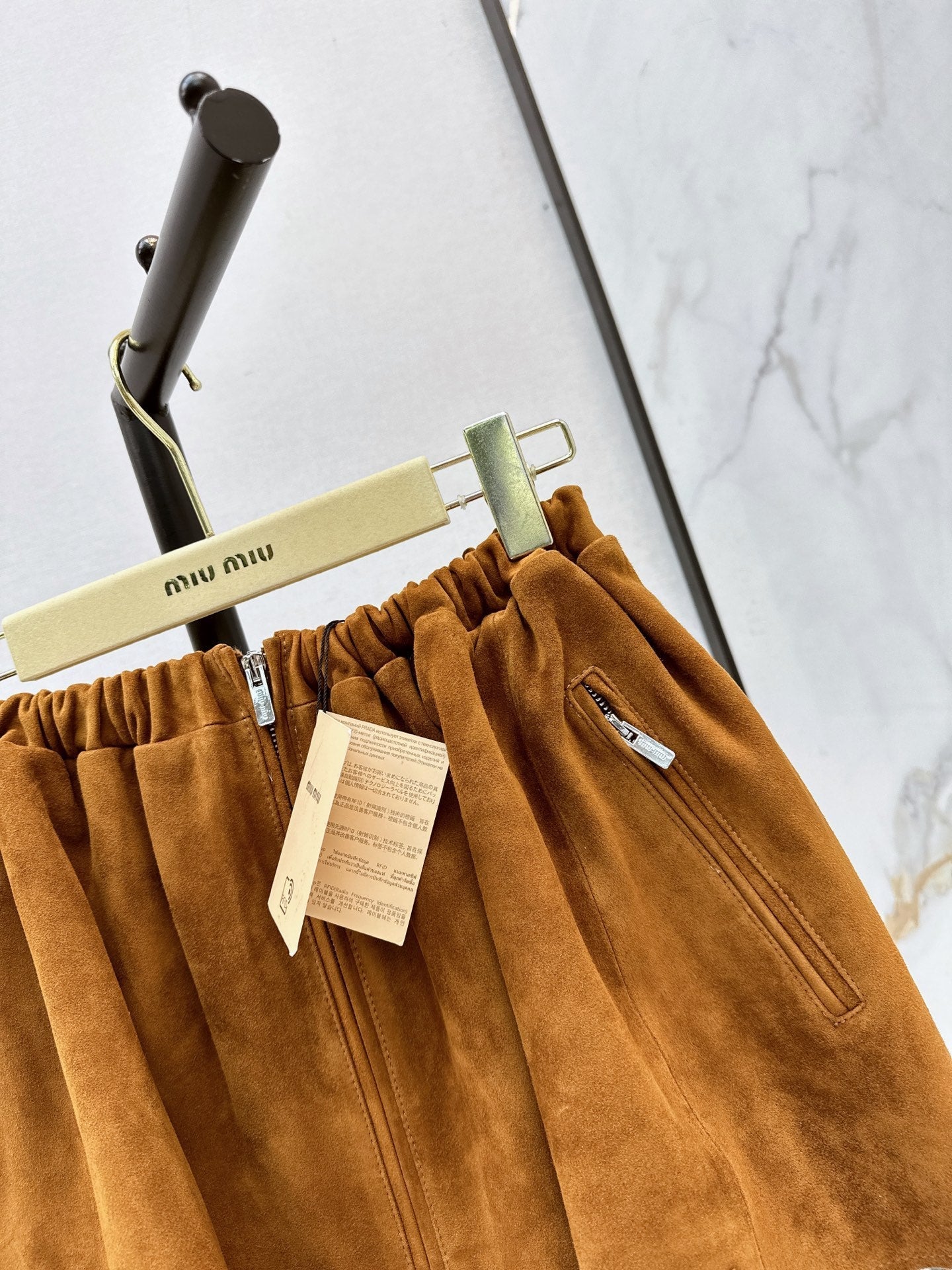 ❤️‍🔥Limited edition❤️‍🔥  26SS New Suede-Finish Pleated Mini Skirt with Zipper Detail 🤎
