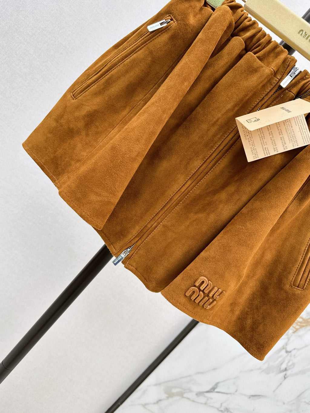 ❤️‍🔥Limited edition❤️‍🔥  26SS New Suede-Finish Pleated Mini Skirt with Zipper Detail 🤎