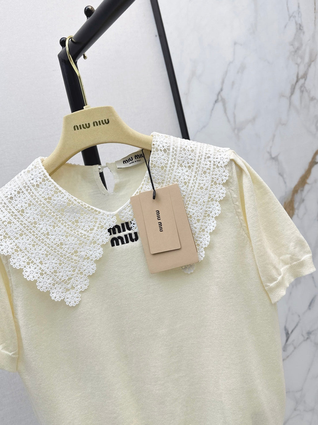 26SS New Faux-Layer Knit Top with Contrast-Color Lace Collar 🤍