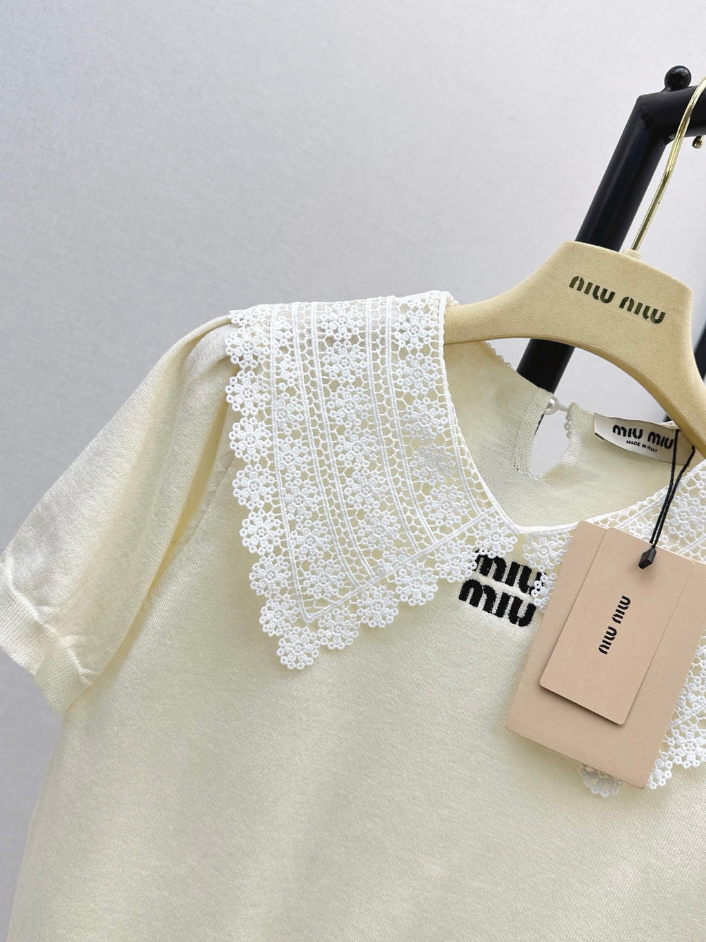 26SS New Faux-Layer Knit Top with Contrast-Color Lace Collar 🤍
