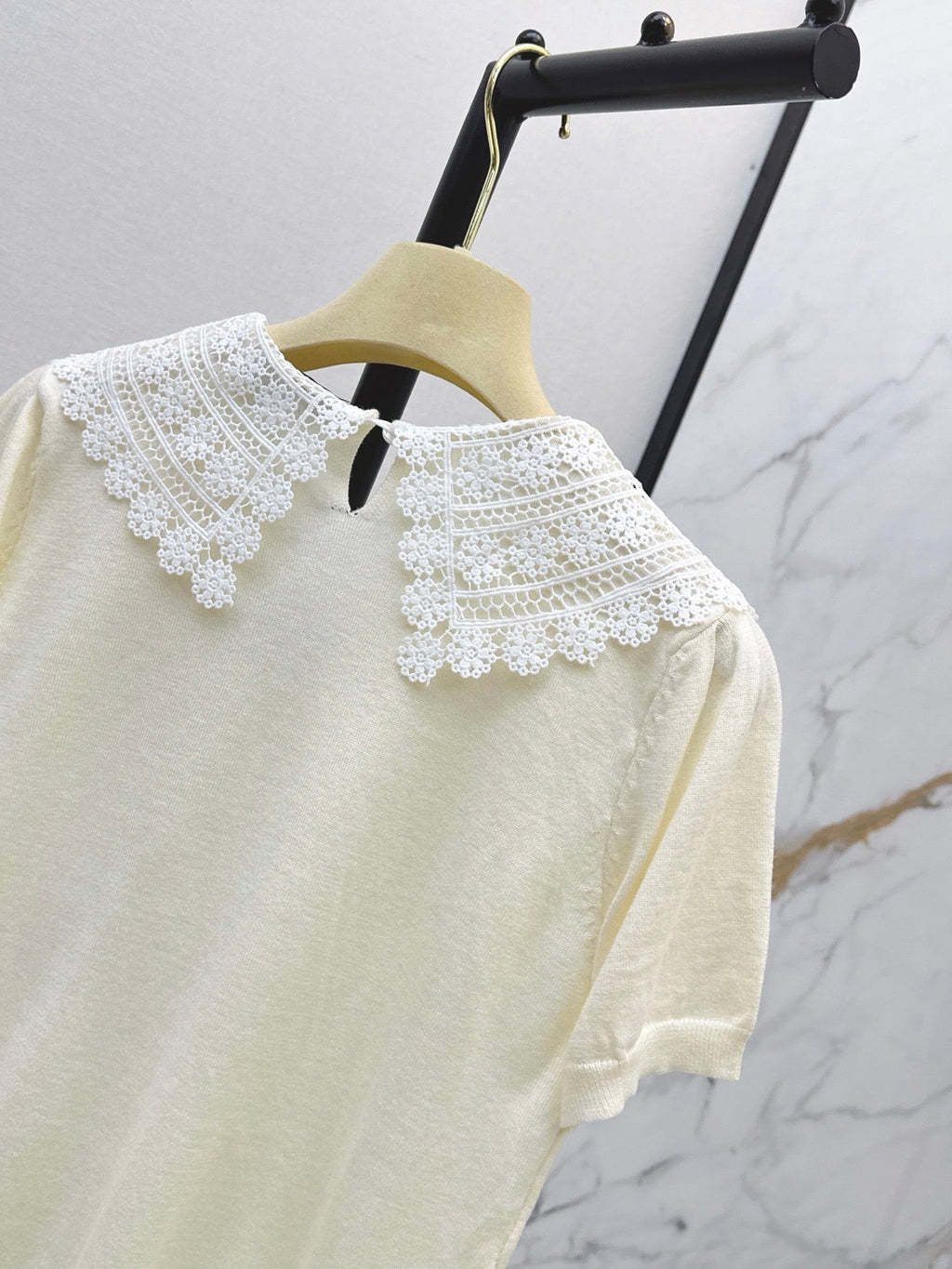 26SS New Faux-Layer Knit Top with Contrast-Color Lace Collar 🤍