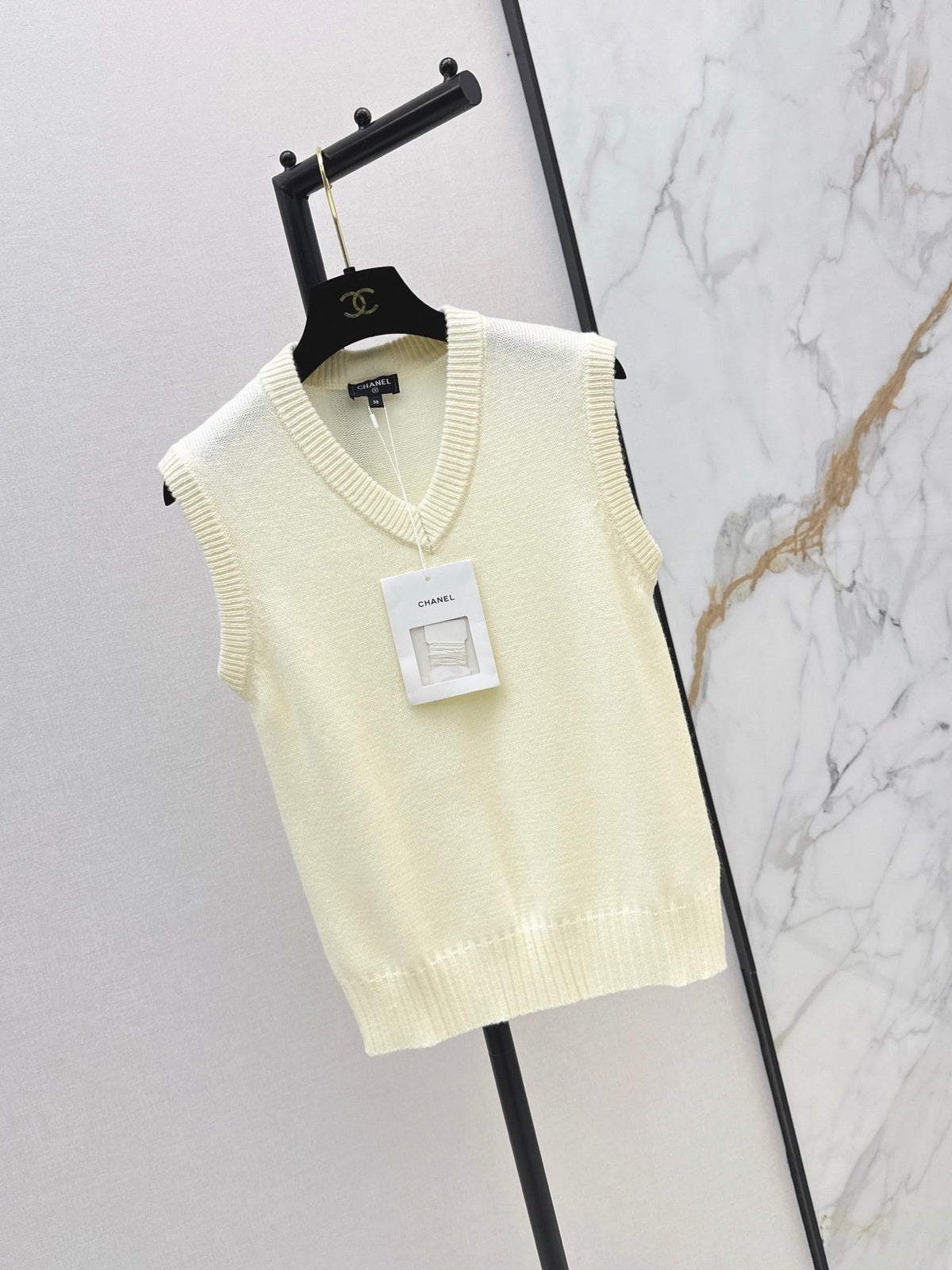 26FW New Métiers d'Art Collection V-Neck Knit Vest 🖤