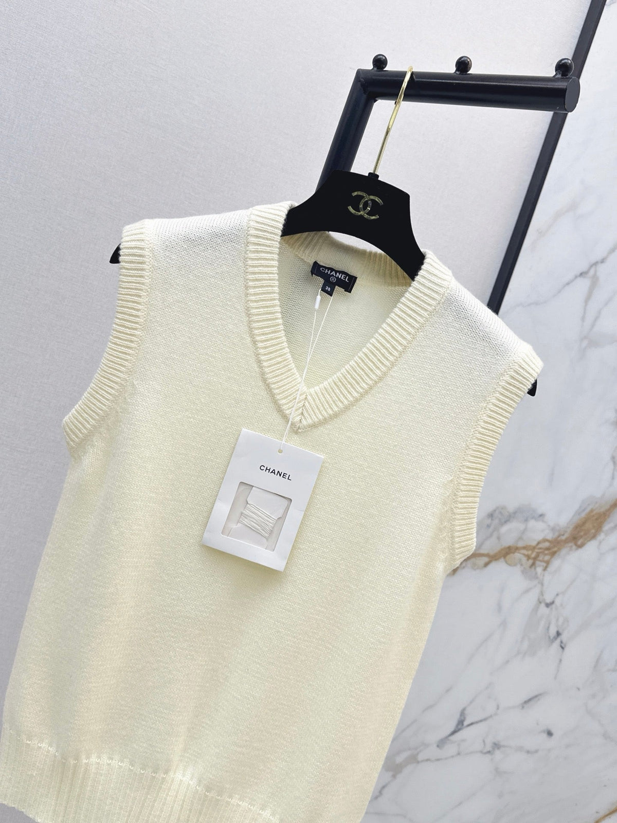 26FW New Métiers d'Art Collection V-Neck Knit Vest 🖤