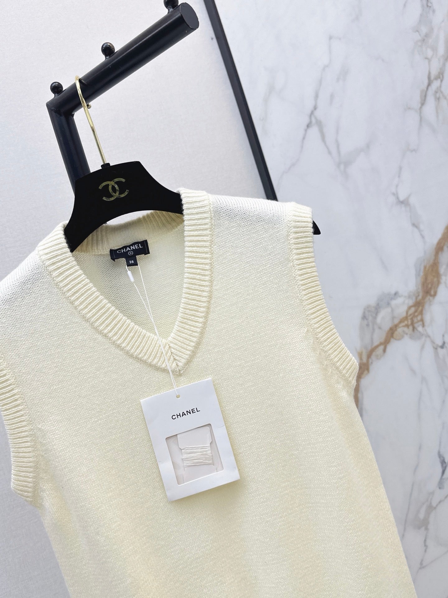26FW New Métiers d'Art Collection V-Neck Knit Vest 🖤