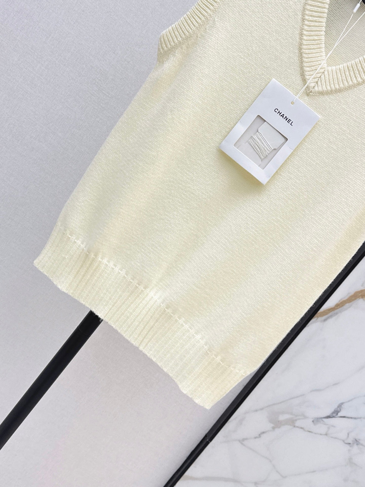 26FW New Métiers d'Art Collection V-Neck Knit Vest 🖤