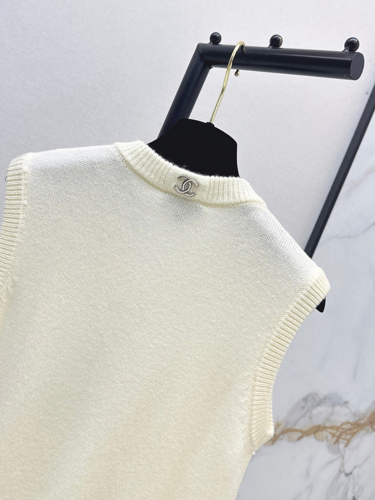 26FW New Métiers d'Art Collection V-Neck Knit Vest 🖤