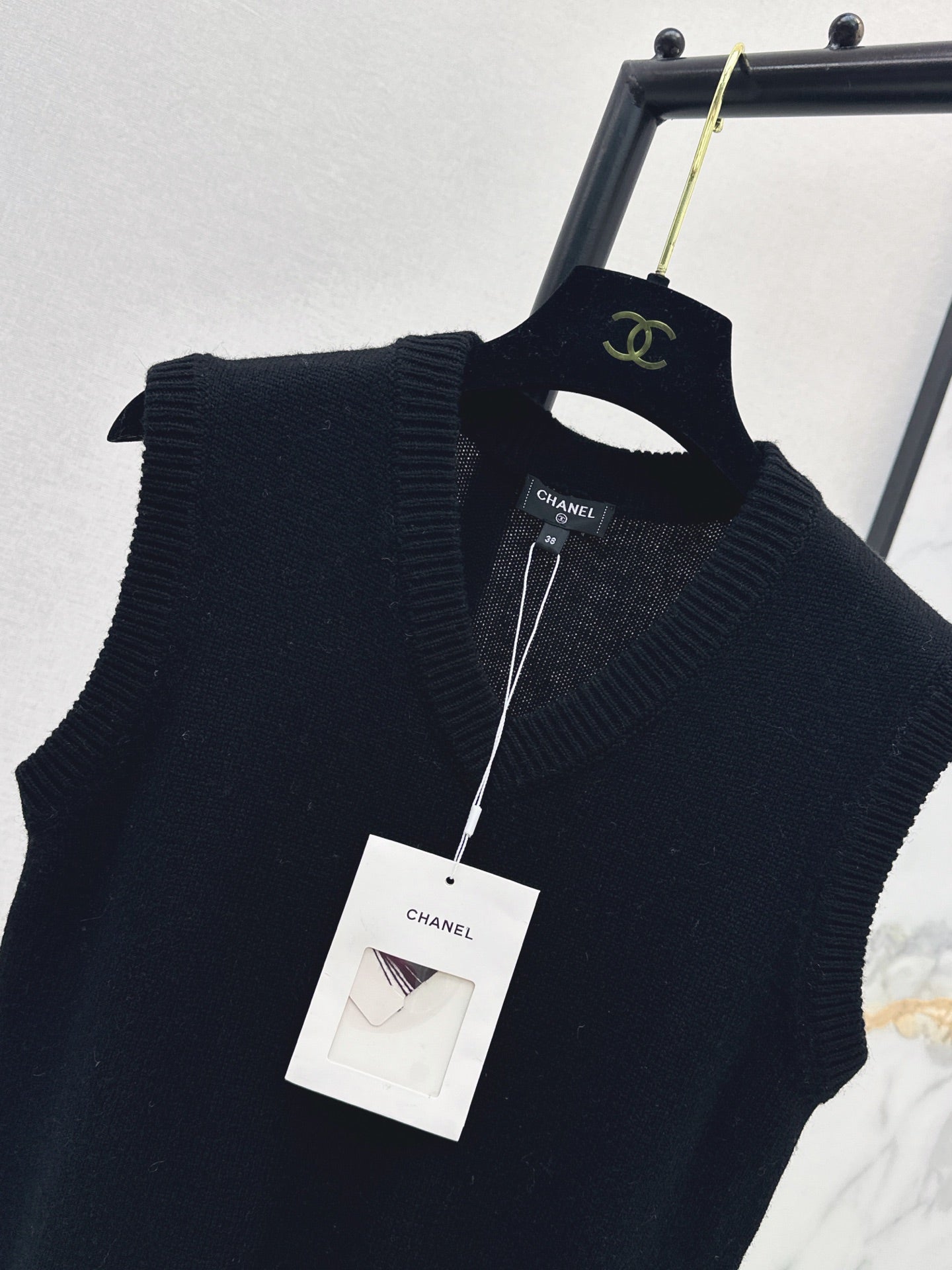 26FW New Métiers d'Art Collection V-Neck Knit Vest 🖤