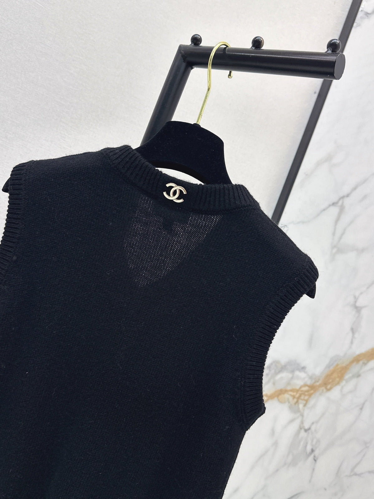 26FW New Métiers d'Art Collection V-Neck Knit Vest 🖤